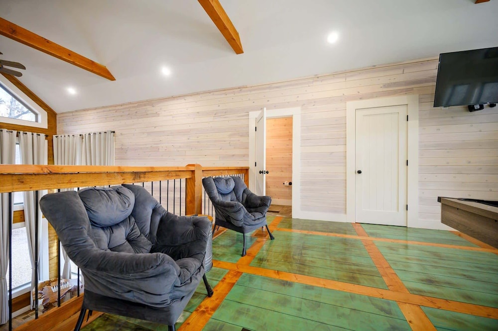 Stardust Hollow Cabin for 14