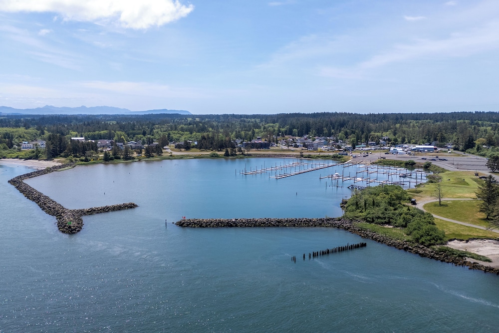 Columbia River Views: Spacious Hammond Getaway!