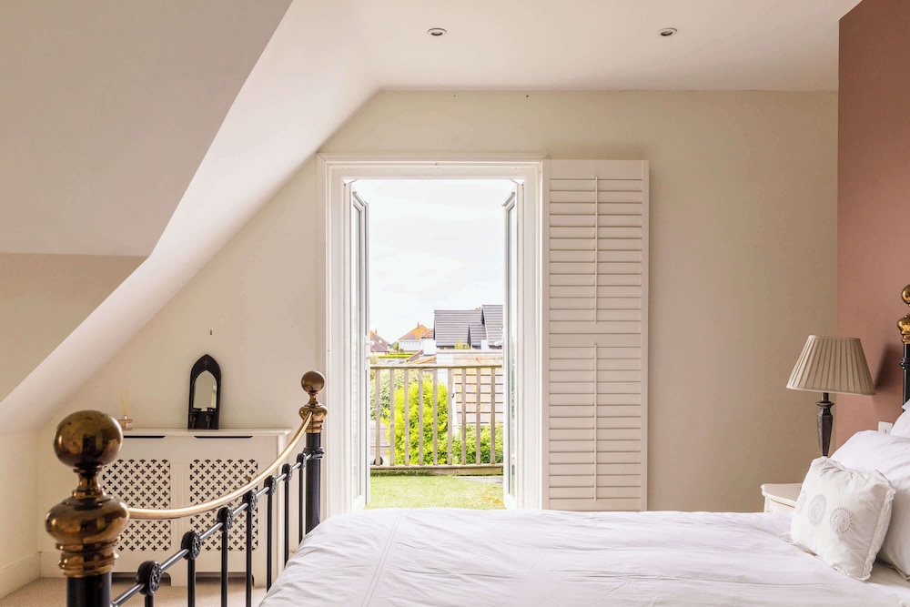 Light-filled Family-friendly Beach House