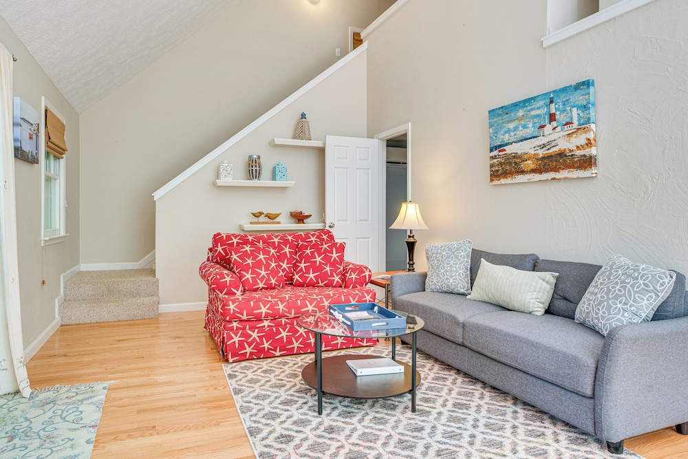 1/2 Mi to Ogunquit Beach: Maine Home w/ Deck!