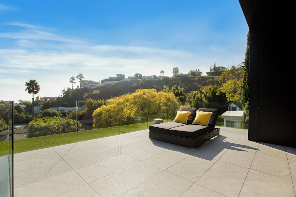 Belfast Estate - Mid-century Meets Modern - Luxe Poolside Villa