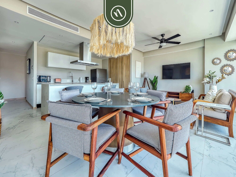 Luxury 3 BR Condo - Beach Access 1 Block Away