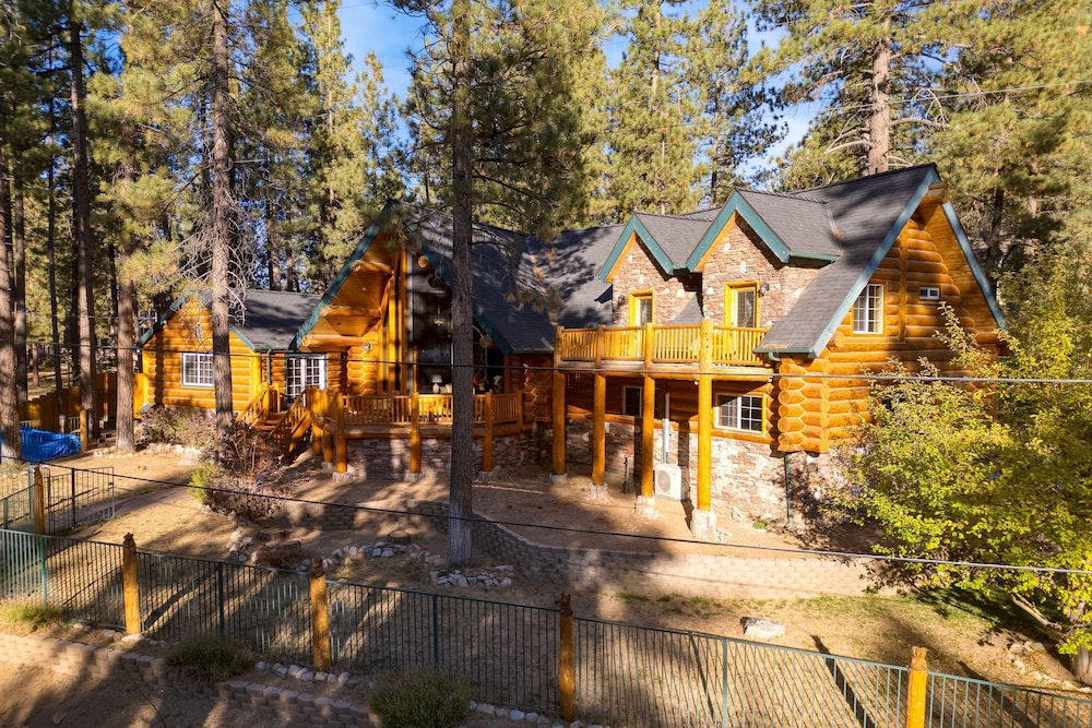 Forest Road by Avantstay Group Cabin w Hot Tub Minutes to the Lake
