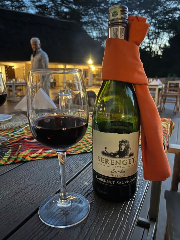 Moyoni Africa Lodge & Tours