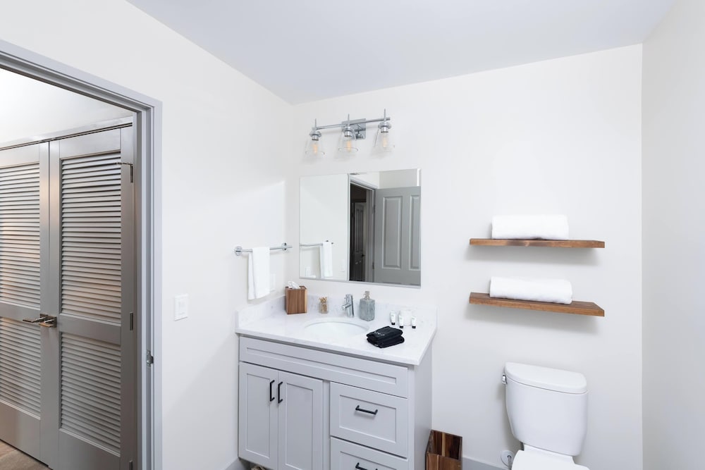 Brewery District Apartment Near Fiserv with Rooftop, Gym, and Parking