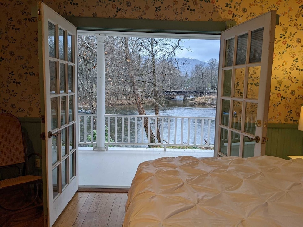 Southern Charm Riverside 4 Bedroom Home by RedAwning view 3