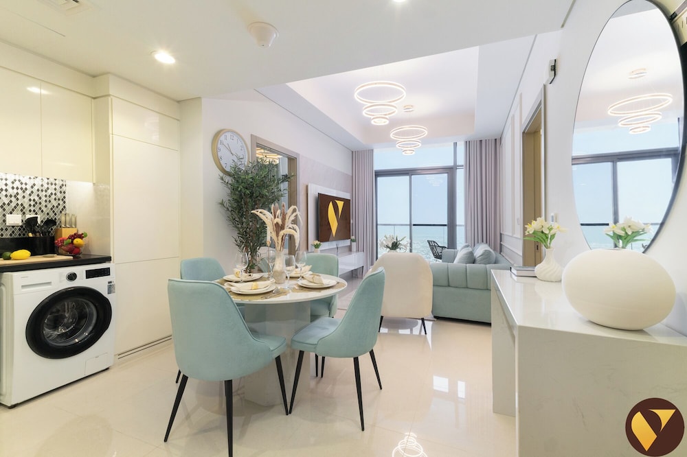 Vogue Business Bay with Sea View Metro