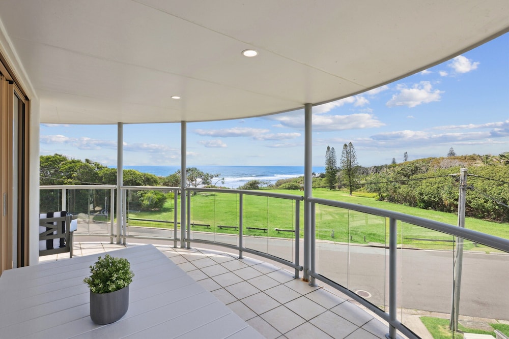Oceanside Apartment With Views of Yaroomba Beach