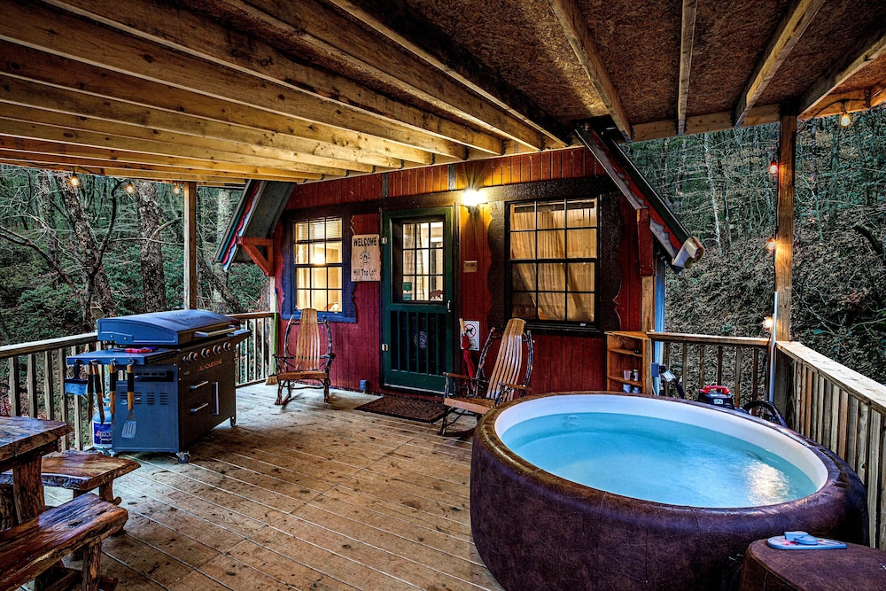 Bear Creek Lodge and Cabins in Helen Ga - Pet Friendly, River on Property, Walking Distance to downtown Helen