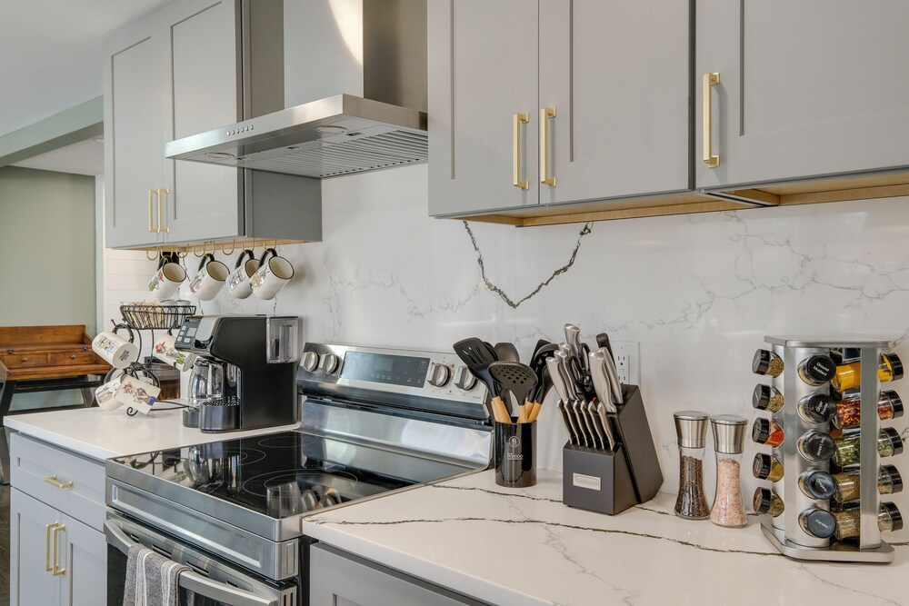 Family Friendly: Modern Retreat in Fort Washington