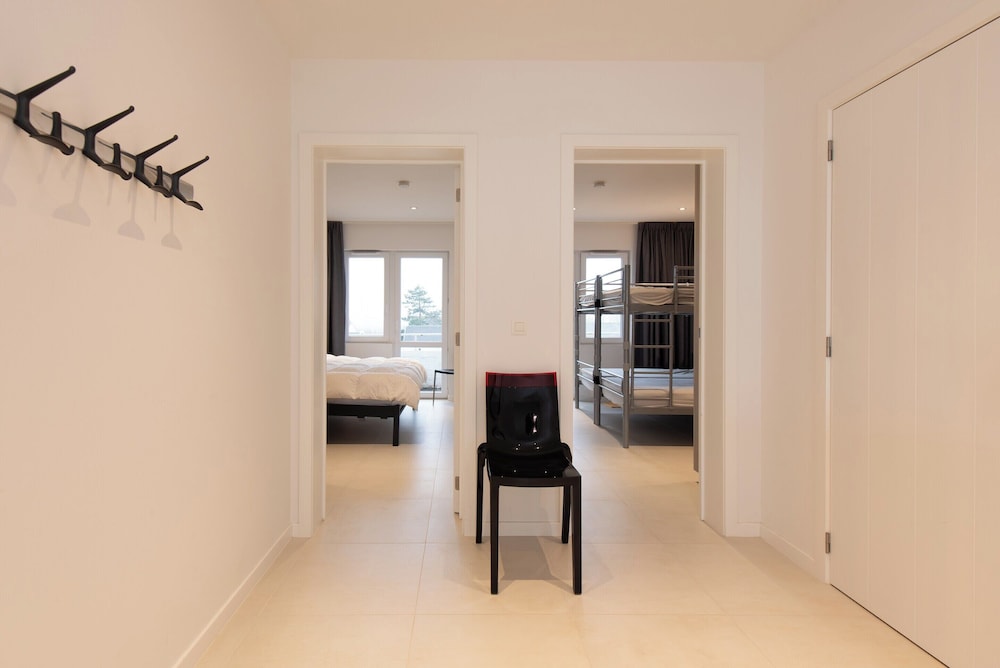 Apartment on Zeedijk With Sea View