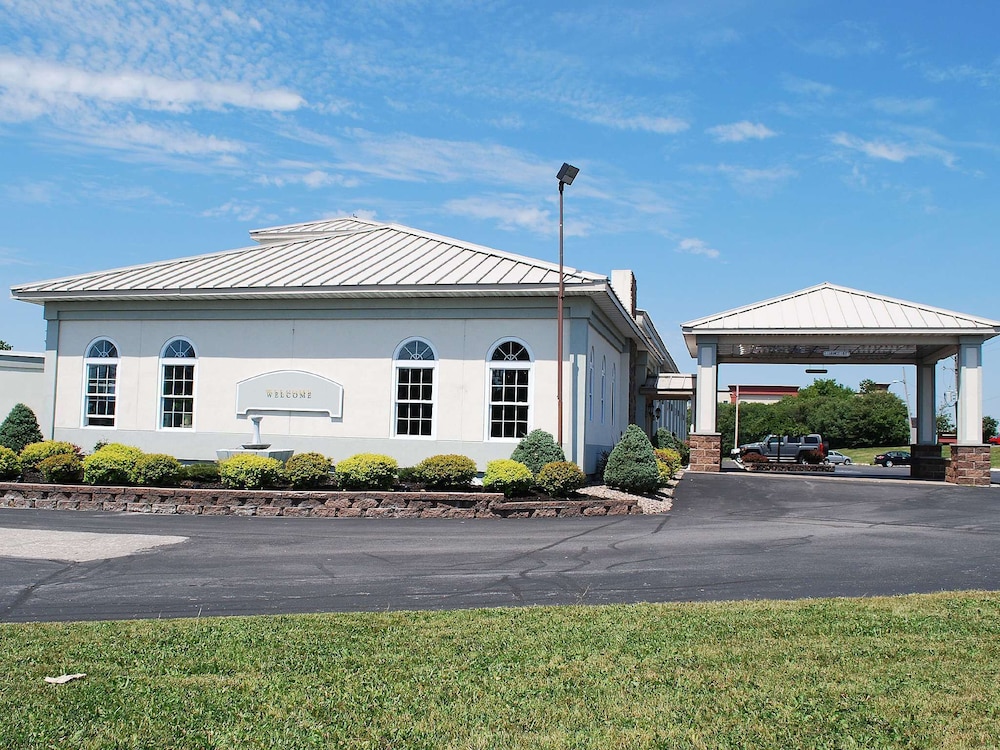 Watertown Vacations - Travelodge by Wyndham Watertown - Property Image 1