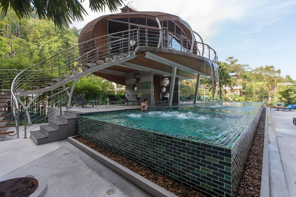 Emerald 412a - Studio With Balcony and Shared Pool