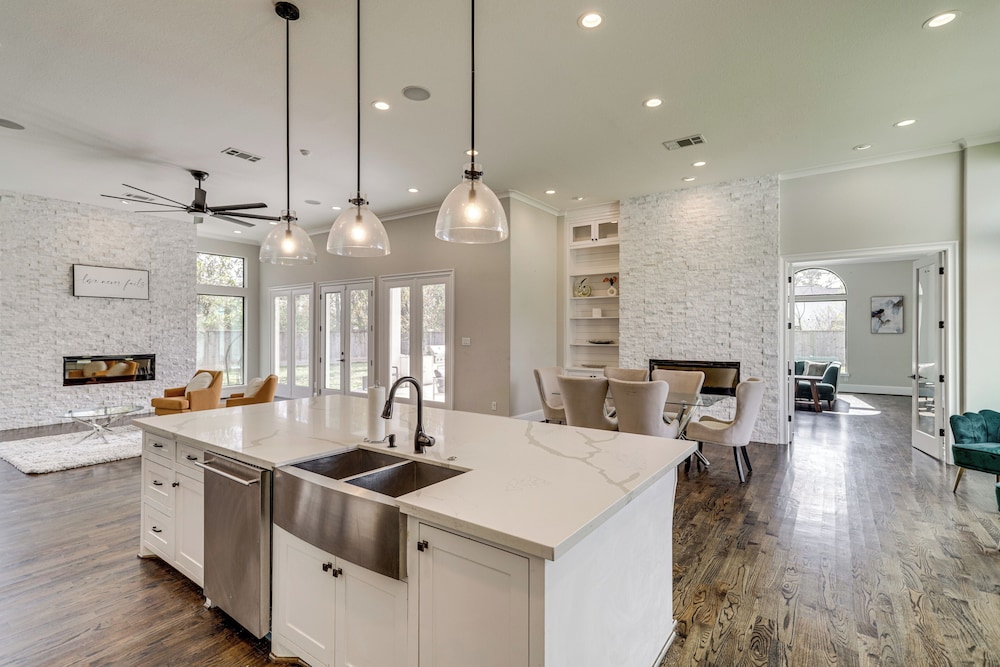9 Mi to Downtown Houston: Spacious Group Getaway