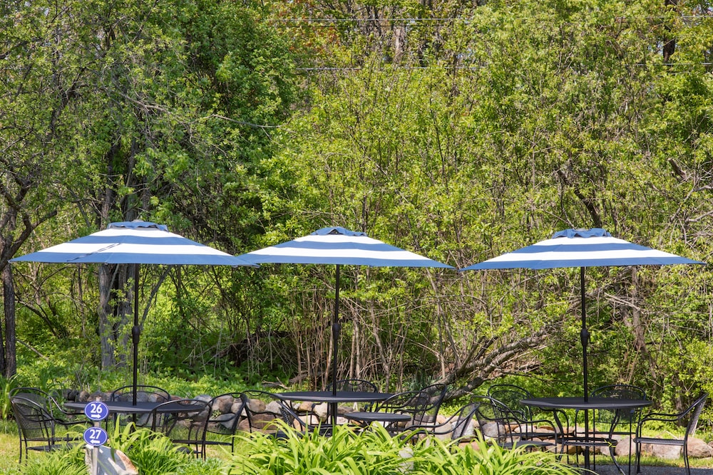 Glen Cove Inn & Suites