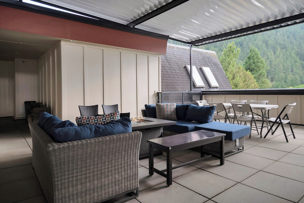 Lakefront Lux 2BR Symphony Of Comfort