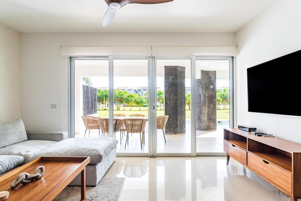 Casa Bellisima ! 2 bedroom swim up 2 Apts by RedAwning