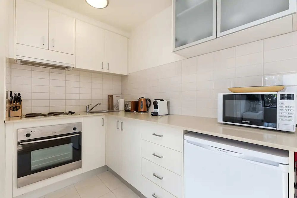 Prime Location 1 Bedroom Apartment Near MCG With Parking