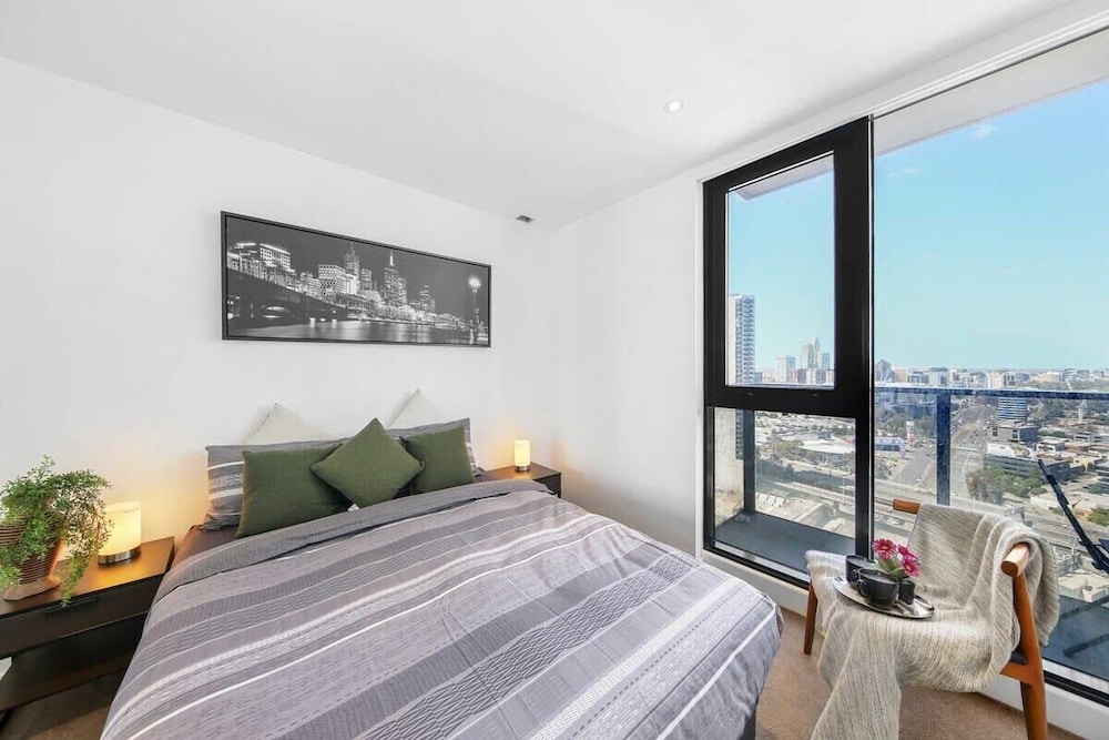 A Stylish 2BR Apt With City Views in Southbank