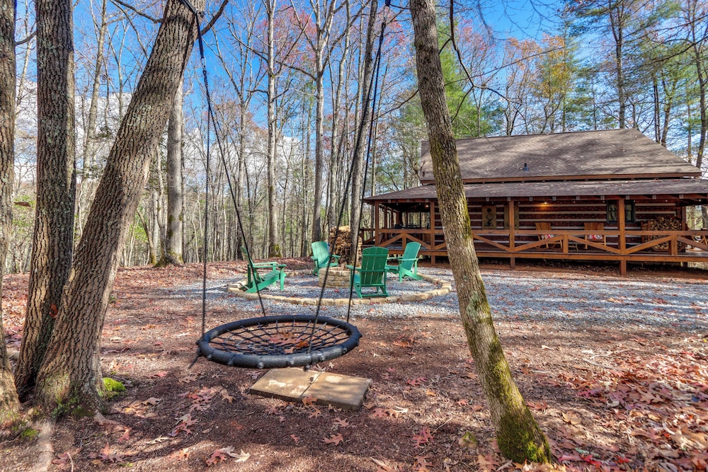 Hot Tub & Games: Ridgetop Cabin in Blue Ridge!