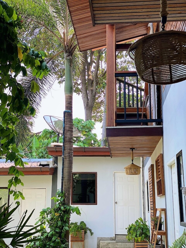 The Reef Hotel & Studios