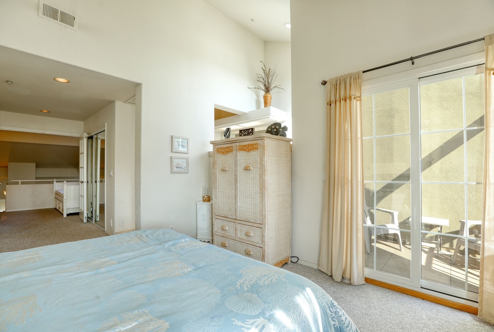 160 Ocean View 2 Bedroom Condo by RedAwning view 5