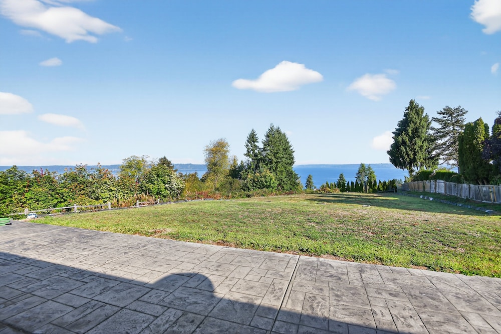 Relaxing Coastal Escape With Ocean Views 5 Bedroom Home