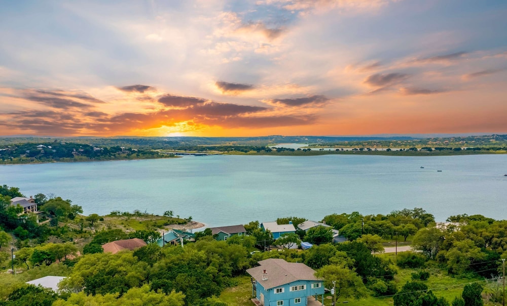 4 3 two King Beds Perfect Sunset Lake Views Pickleball Fire pit Lvl2 EV POA Pool