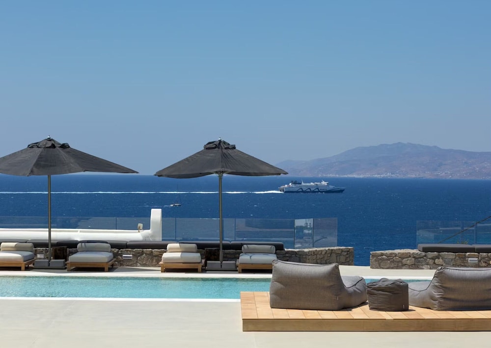 Villa With Resort Style Pool