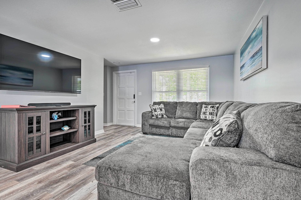 Spacious Brandon Home w/ Private Outdoor Pool view 2