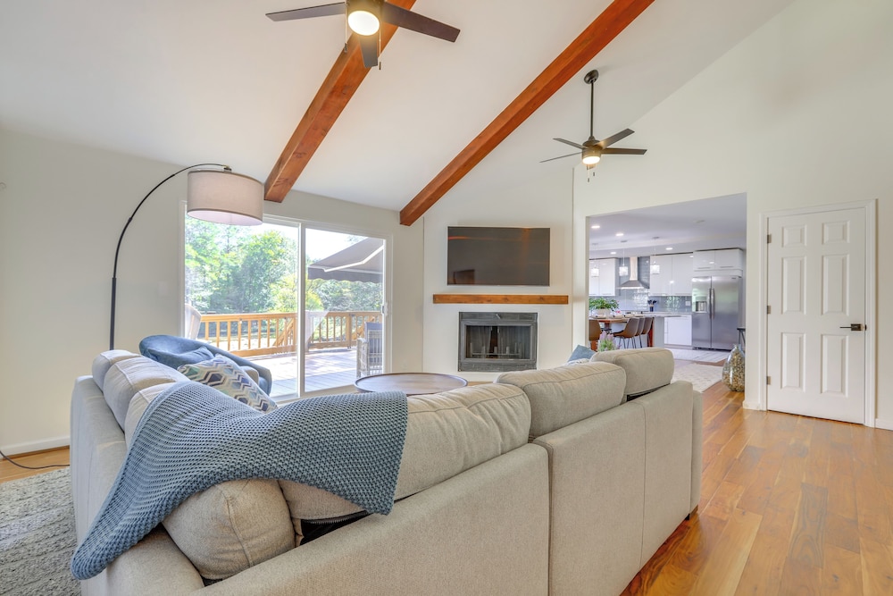Fire Pit & Kayaks: Lake Oconee Waterfront Escape!