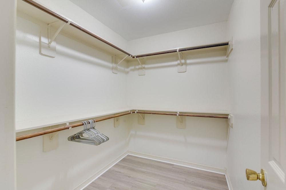 4 Mi to NRG Stadium: Spacious Houston Townhome!