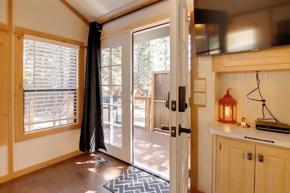 Near Lake Almanor & Golf: Cozy Cabin!