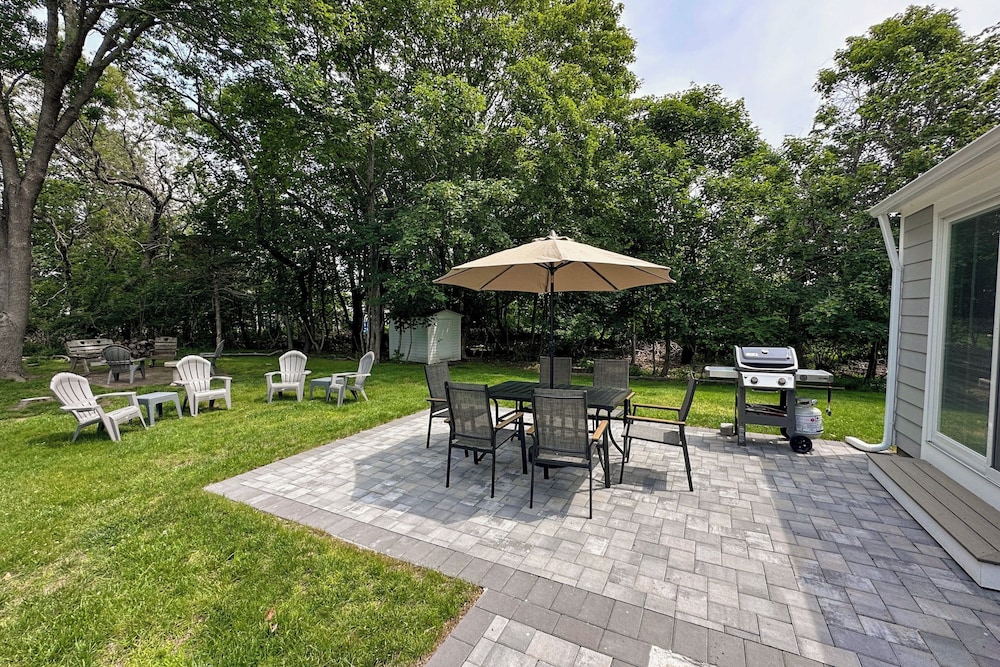 3BR Home Walk to Beach w/ Outdoor Shower & Grill