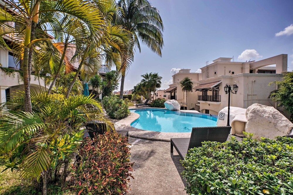 Updated Oceanside Townhome w/ Pool: Walk to Beach!