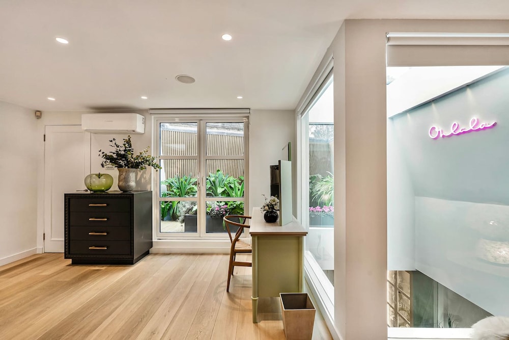 London Mews Home w Glass Atrium Terrace