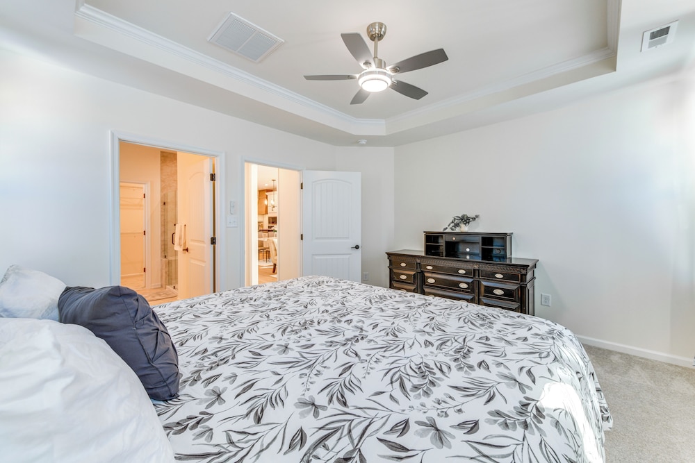 12 Mi to Dtwn Richmond: Spacious Home w/ Deck!