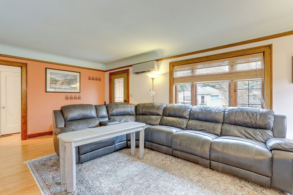Charming Tudor-style Apt Near Green Lake!