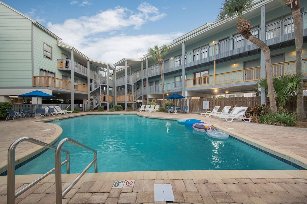 2BR Condo Beach Access Pool and Walk to Hangout