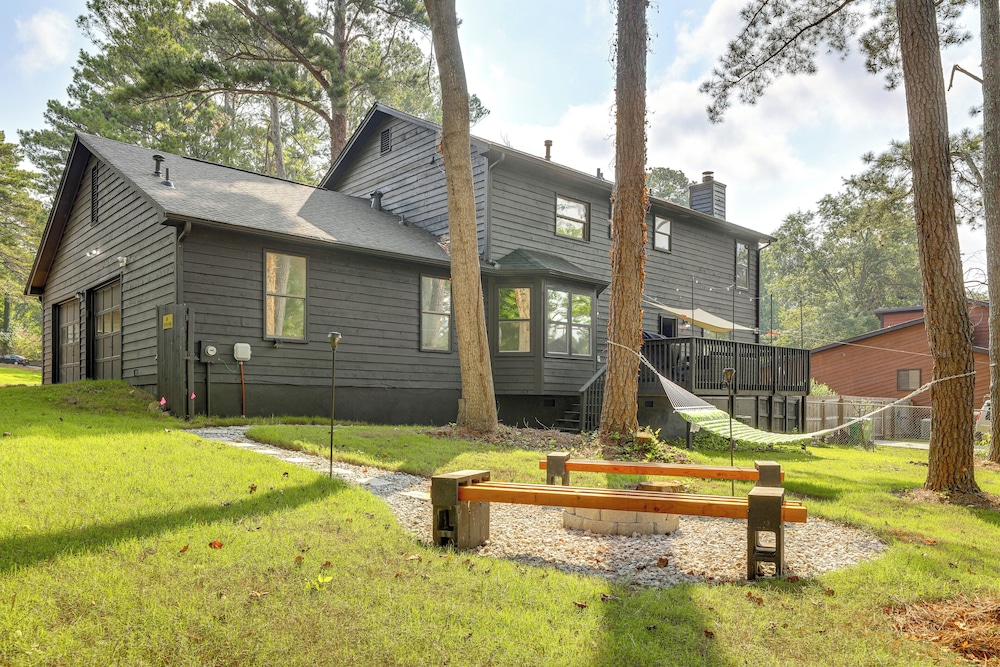 5 Mi to Stone Mountain: Lakefront Family Home