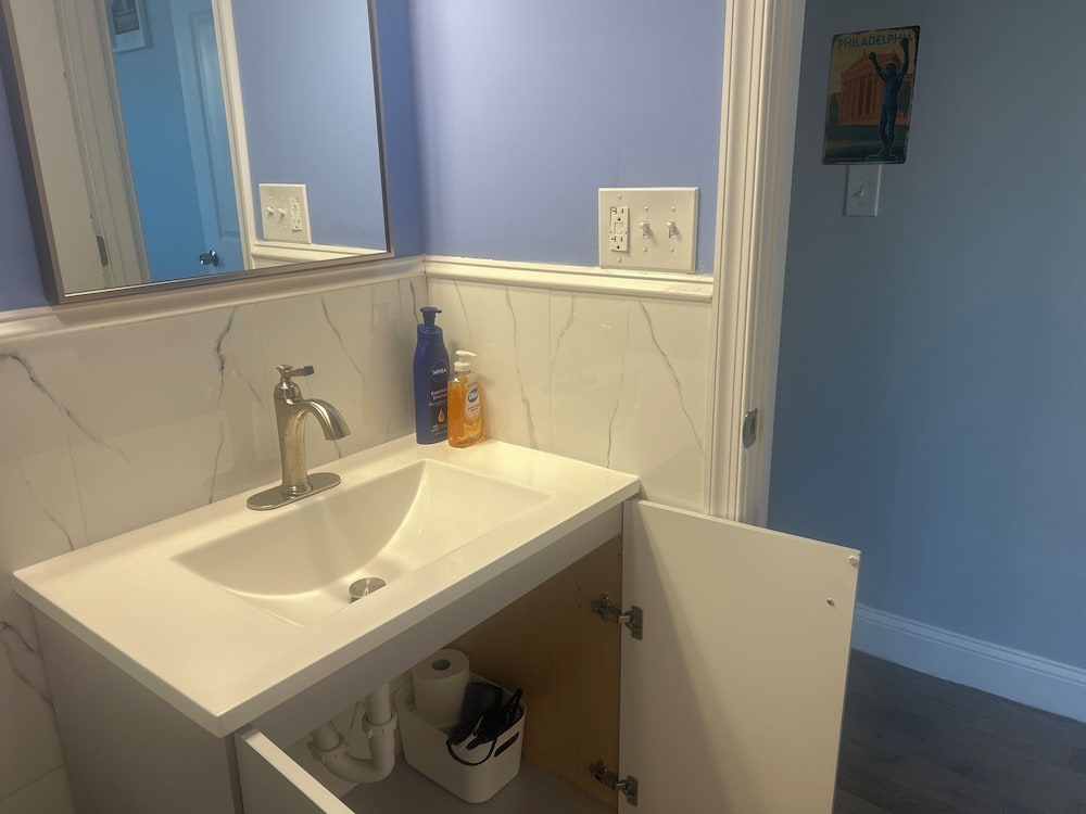 Cozy 2-3 Bedroom Apt in Center City