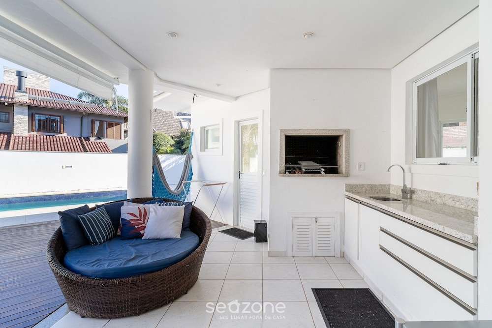 4B House w Pool in Jurere Internacional Mer0671
