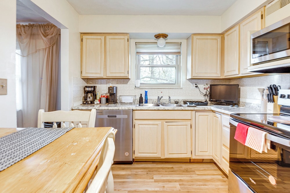 12 Mi to Dtwn St Louis: Family Home w/ Fireplaces!