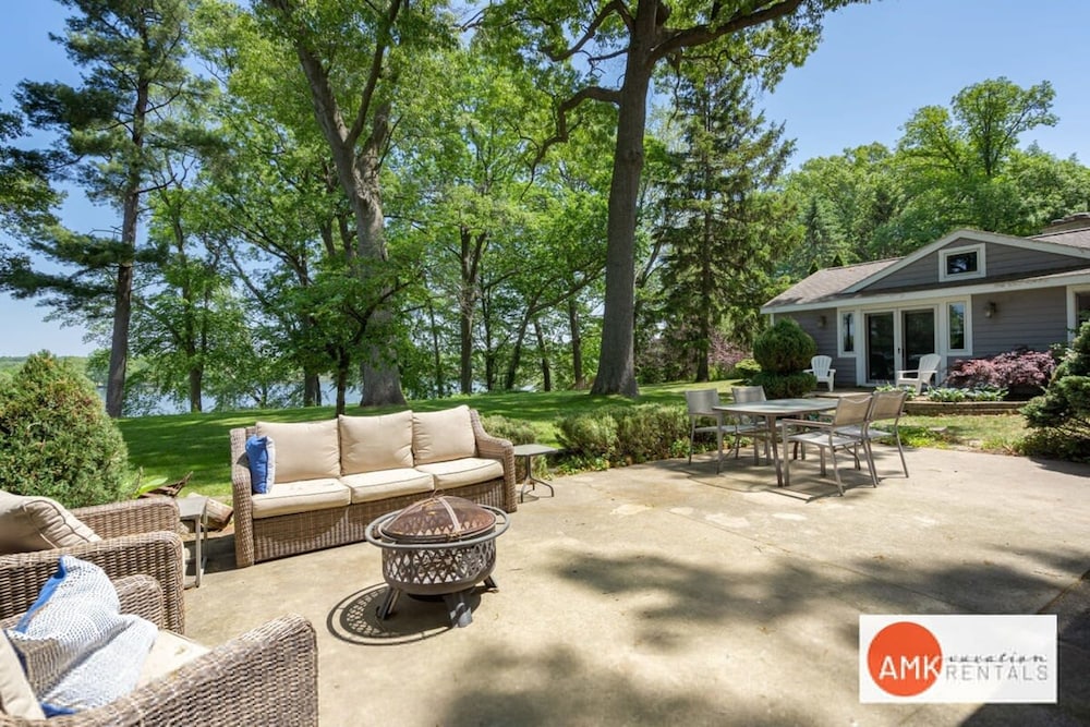Lakeside Retreat - Waterfront Quiet Neighborhood