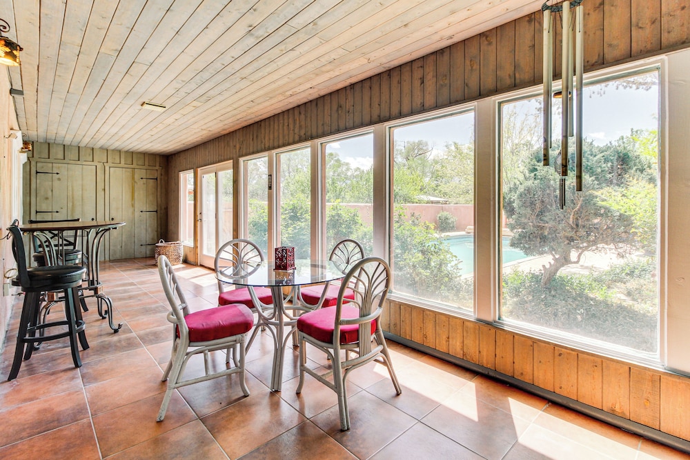 3 Mi to Zoo & Garden: Spacious Albuquerque Home