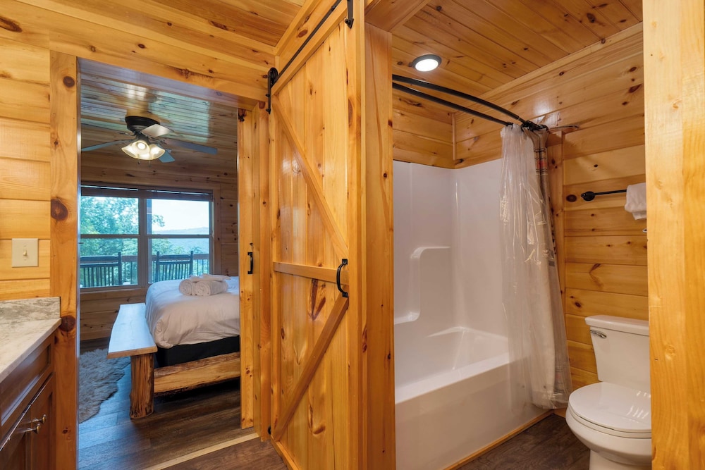 Evergreen Echo by Avantstay Cabin w/ Mountain Views, Theater, Game Room, and Hot Tub