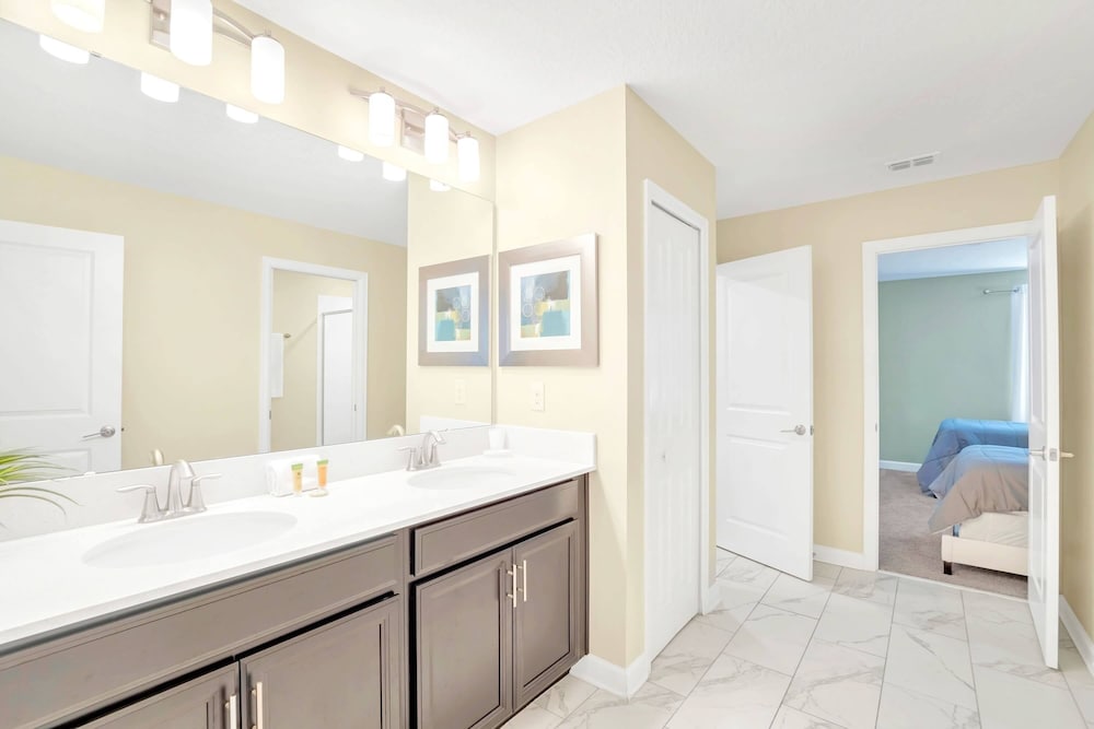 Upstay: Spacious Championsgate Home w Pool & Games