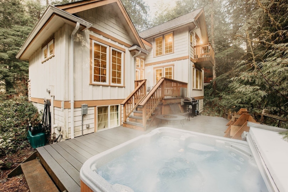 34sl - Hot Tub - Bbq - Ping Pong Table - Sleeps 8 3 Bedroom Home by RedAwning