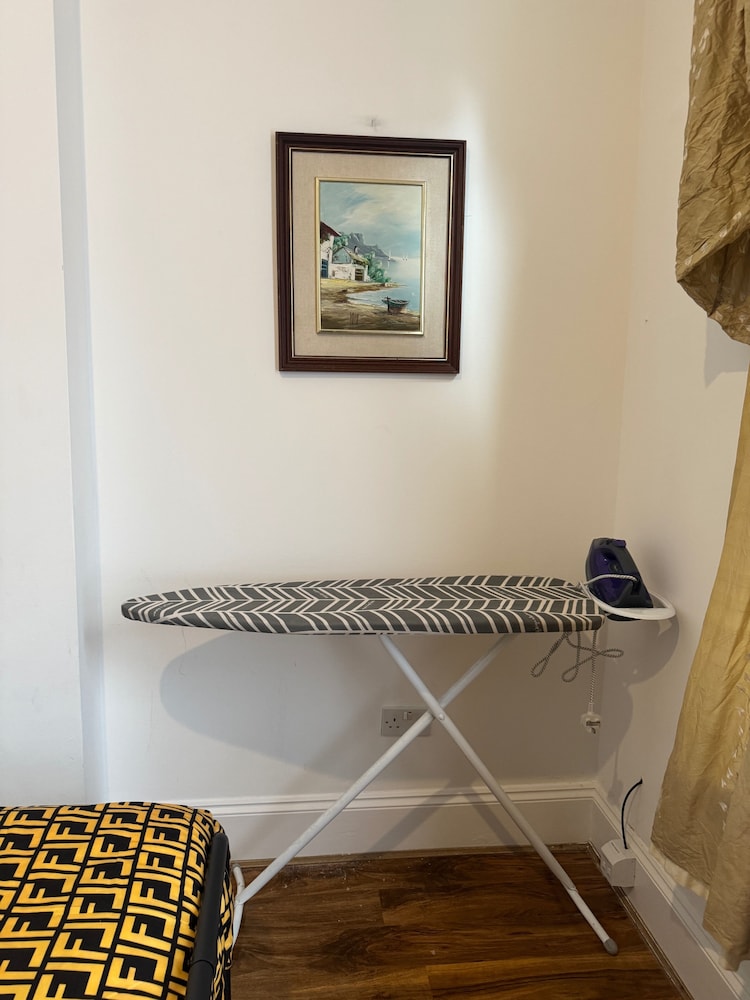 2 Bed Flat - Sleeps 4 - Parking - Wifi
