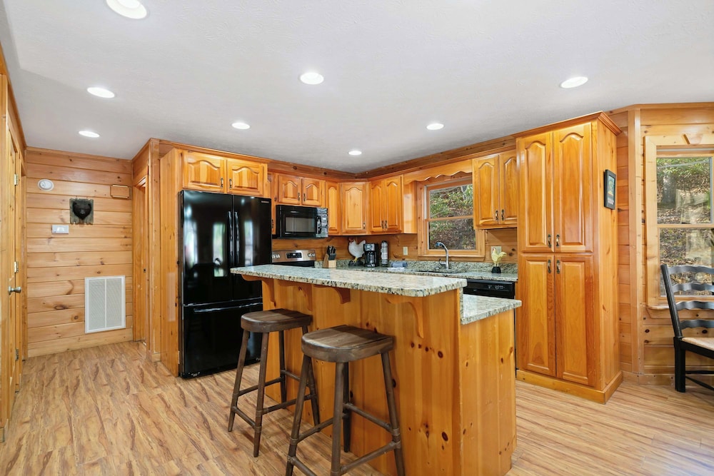 New! Riverfront Retreat Sleeps 12 Ellijay
